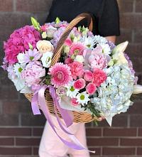 Композиция солнечный день в Поселок совхоза Буденновец Цветочная композиция из Розы, Хризантемы, Пионы и Лизиантусы в корзине в Поселок совхоза Буденновец