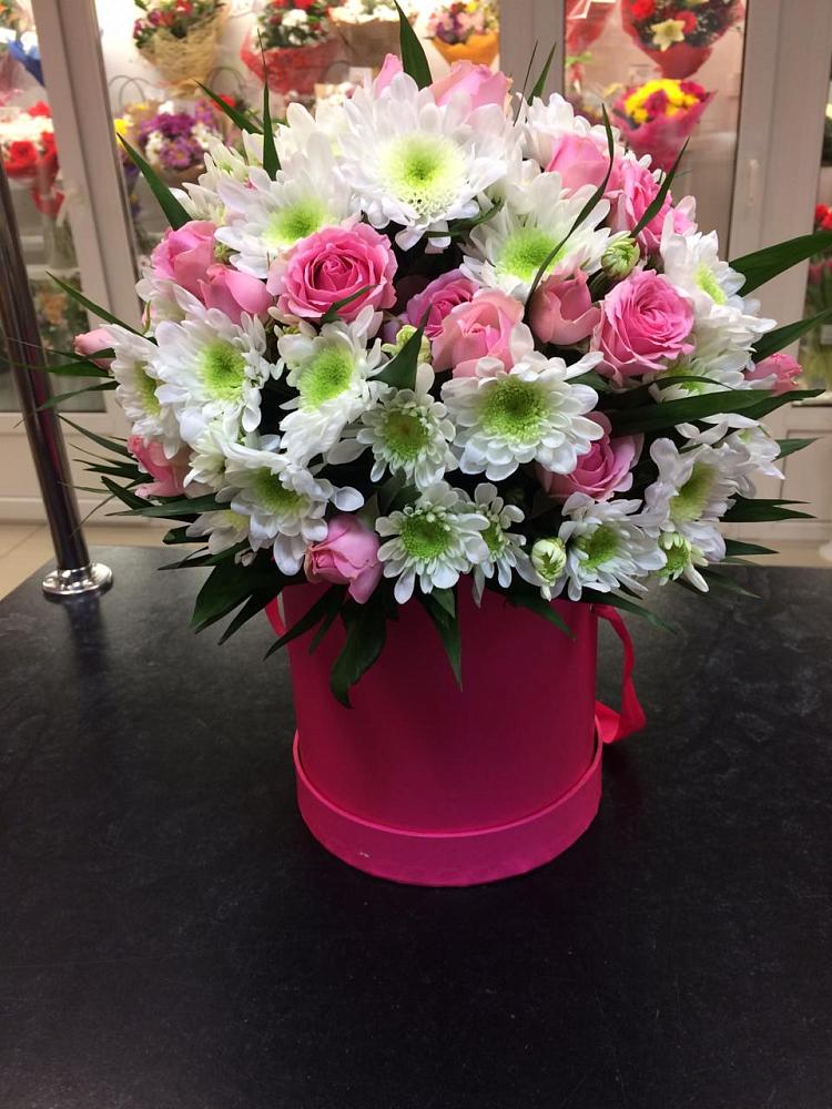 Цветочная композиция из Розы и Хризантемы в шляпной коробке в Поселок совхоза Буденновец