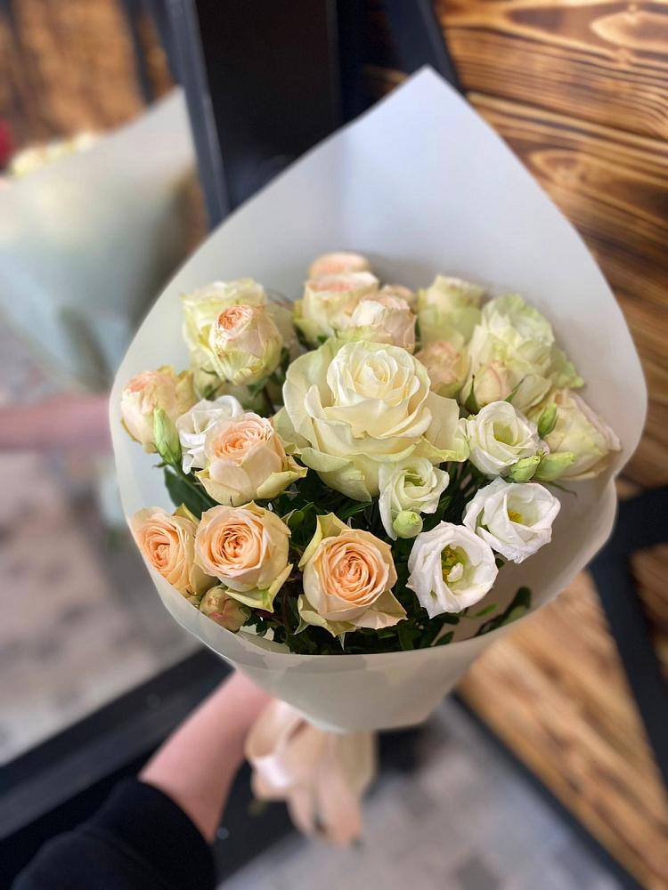 Букет цветов из: Розы и Лизиантусы в Поселок совхоза Буденновец